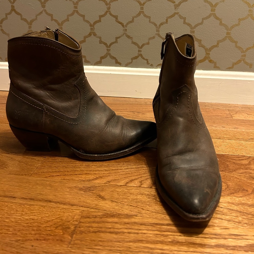 Frye Billy short booty 10B